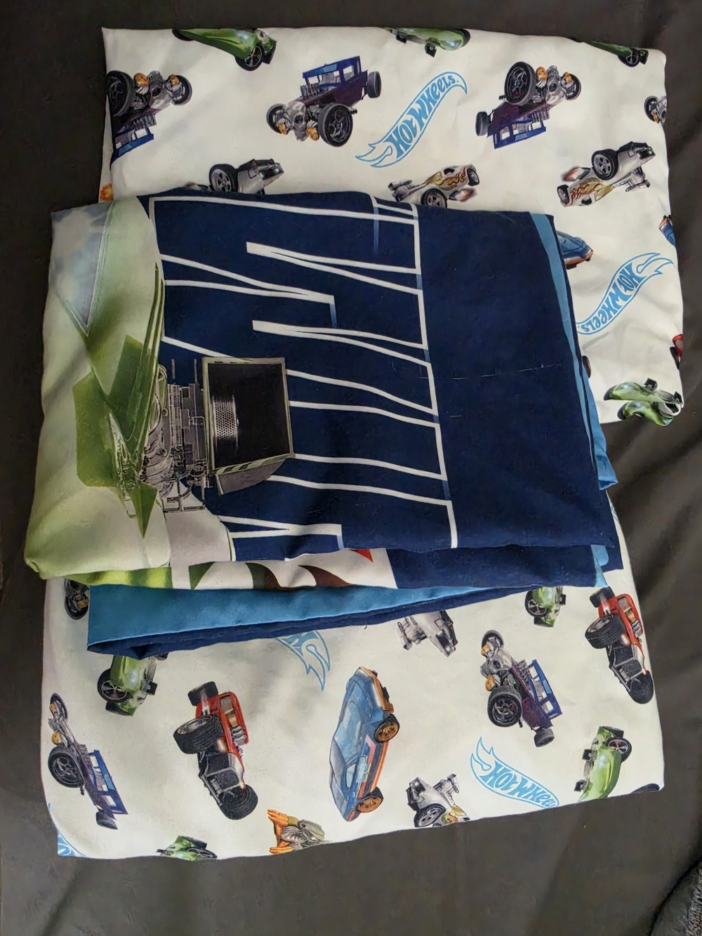 Hot Wheels Toddler Bedding Set - Picture 3 of 3